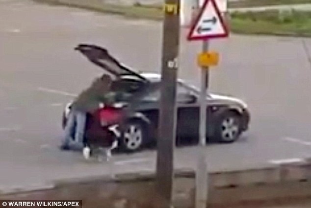 视频截图,布林顿在装车