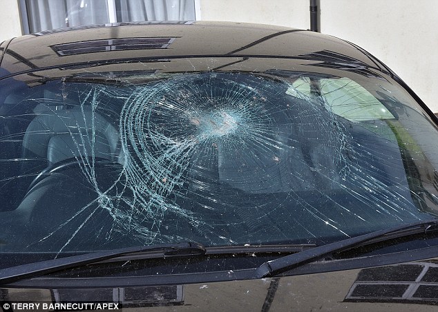 英国乞丐收工开奥迪回家 车玻璃被砸(图)