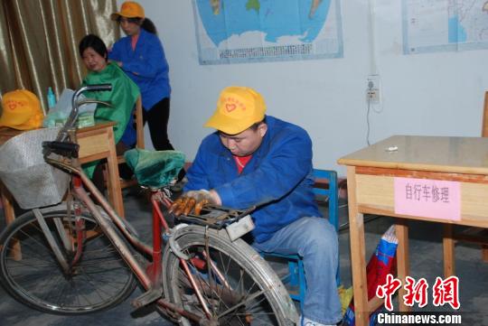 广西柳州一残疾人义务为居民磨刀14年