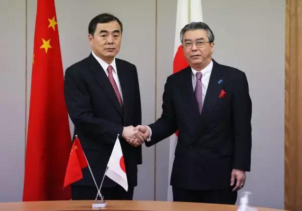 2月29日,中国外交部部长助理孔铉佑和日本外务审议官杉山晋辅在