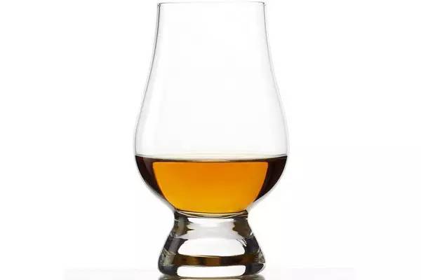 格兰凯恩闻香杯(glencairn glass)是为众多苏格兰威士忌发烧友的最爱.