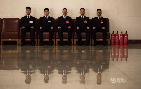 人民大会堂的安保人员.