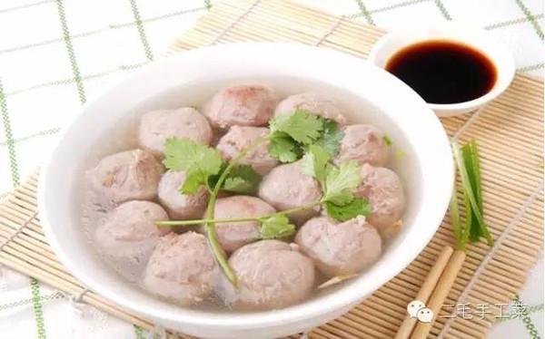 放极淡的盐(放重盐或不放盐,均会影响圆子的口 感),待水烧沸,将肉圆子