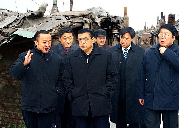 2005年履任辽宁省委布告之初,李克强返回抚顺一处会合连片棚户区,访问探访几户“零待业”家庭。