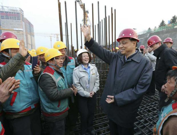 2015年4月9日,李克强在长春南部新城归纳交通关键开工现场与农夫工攀谈。