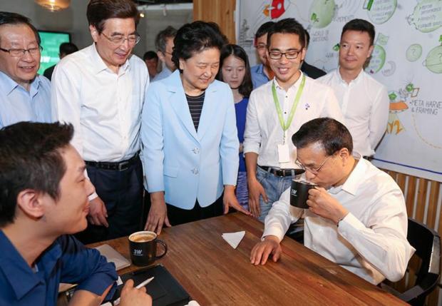 2015年5月7日,李克强在中关村守业大巷与年青人边喝咖啡边聊守业。