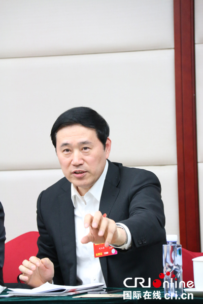 刘玉村委员在发言。易成晨