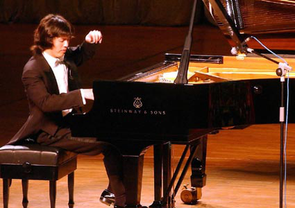 里听到的乐曲,是李云迪2010年,在钢琴独奏音乐会上演奏的《彩云追月》