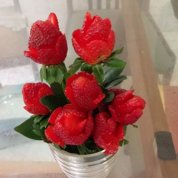 【小技巧】用草莓做成可以吃的玫瑰花,分分钟