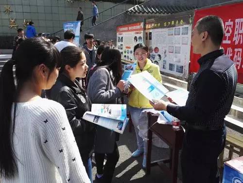 泸州合江县马街中学学生踊跃咨询报考单招院校