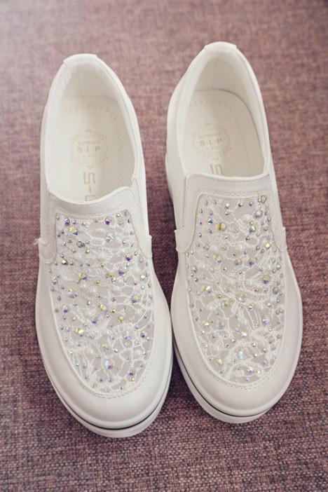 今年最流行的小白鞋,配什么最好看呢?