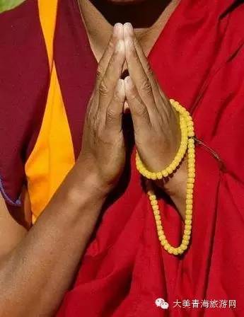 一直被误解的藏族礼仪:"摸顶"与"碰头礼"的区别