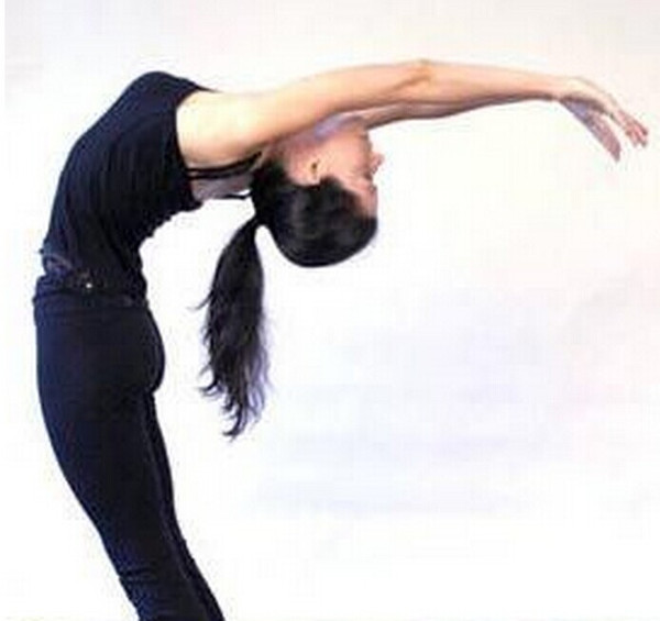 小腿减肥瑜伽动作二:后弯式 站立,双脚自然分开一段距离,双腿伸直