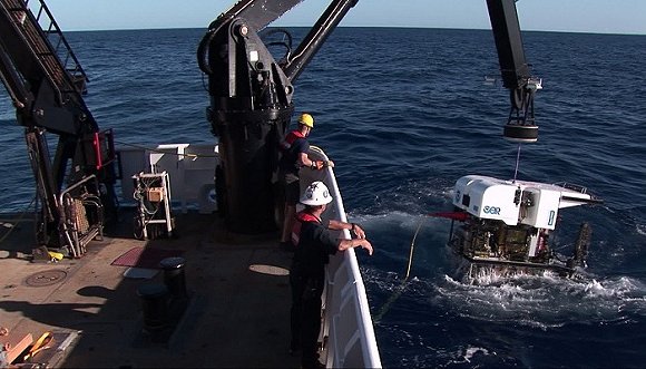 在结束第一次成功水下勘测后,深海探测器回到水面.图片来源:noaa