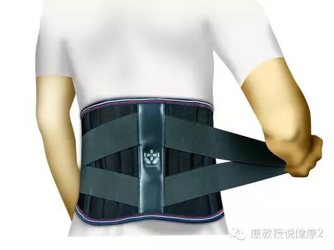 教授介绍佩戴腰围对腰间盘突出症患者来说,主要目的是制动,就是限制