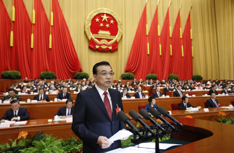 資料圖片:3月5日,國(guó)務(wù)院總理李克強(qiáng)在人民大會(huì)堂作政府工作報(bào)告。