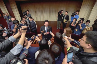 山西代表团开放日上，会议已经结束，但省长李小鹏被记者堵在了主席台上。京华时报记者潘之望摄