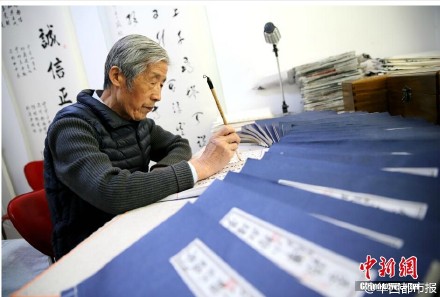 82岁老人手抄70万字红楼梦 将印刷出书