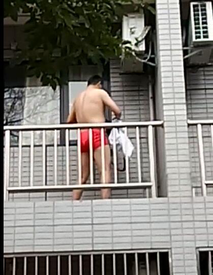 男子散步时拍到一裸男从自家阳台爬出(图)