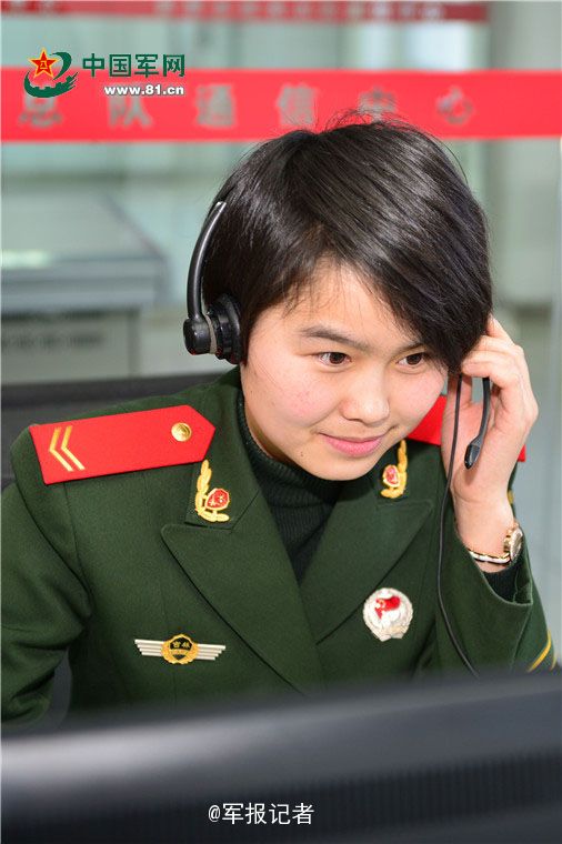 可以靠颜值却偏要拼绝活的女兵(组图)