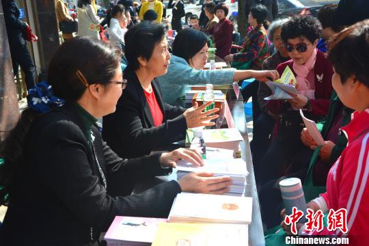 【组图】福建妇联宣传二孩政策及反家暴 市民