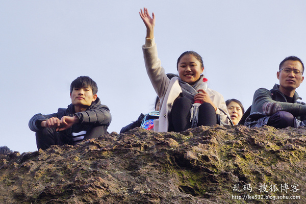 实拍杭州西湖宝石山美女惊险攀岩