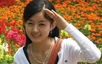 记得未出道前,赵丽颖曾去某杂志面试模特,身高跟脸型都不太讨喜,没