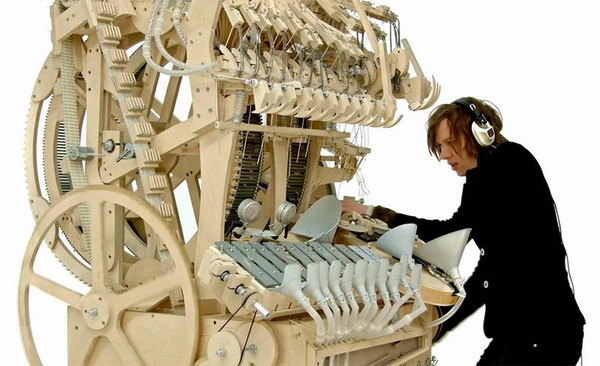 14个月用2000颗钢珠制造出巨型音乐盒(视频)