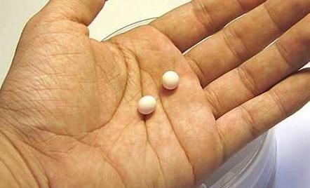 我们看见该男子在开关里面发现的白色颗粒物,我们所看到的就是"壁虎蛋