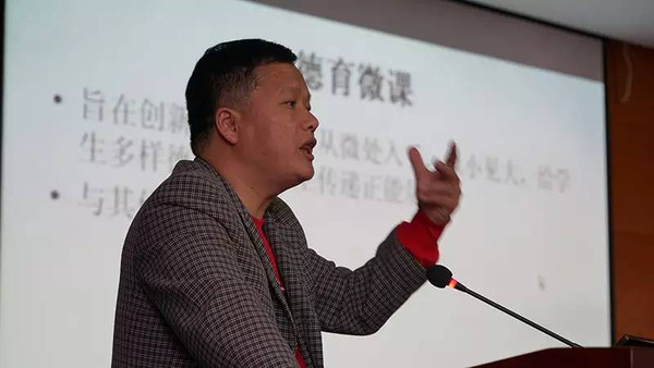 丽水二中应之宁副校长作讲座丽水中学潘秋芳老师的《让互联网成为学生