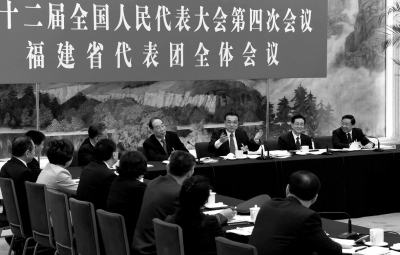 3月7日,中共中央政治局常委、国务院总理李克强参加十二届全国人大四次会议福建代表团的审议。新华社发