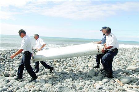 留尼汪岛海滩再次发现疑似飞机残骸 长约40厘