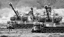 3月7日，在韩国京畿道坡州市附近，韩军投入K9自主炮进行演习。 新华社发