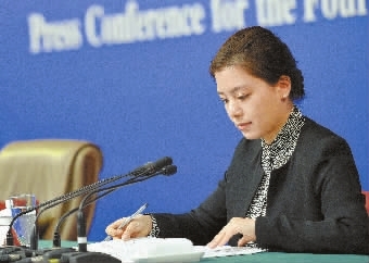 3月6日,翻译张京在十二届全国人大四次会议新闻中心记者会上.