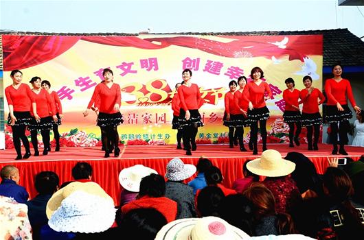 梅店村,云台村,联合举办庆祝"三八"妇女节文艺演出,诙谐的小品,轻盈的