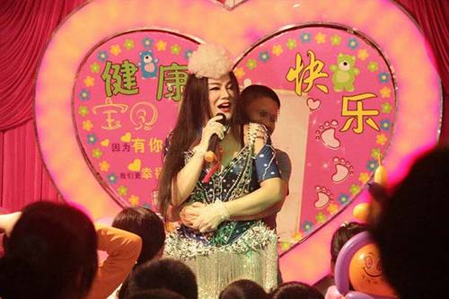 土豪为女儿摆百日宴 请泰国“人妖”助兴(图)