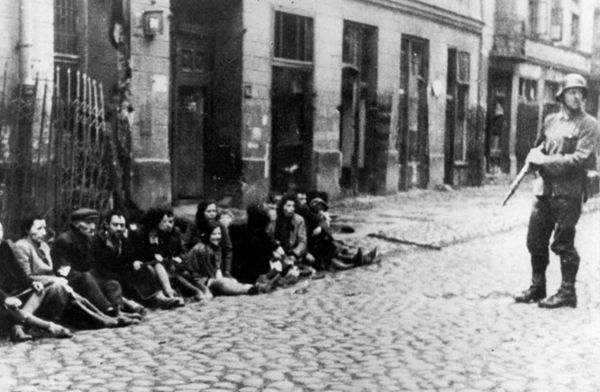 1943年华沙犹太人起义:德军强迫妇女脱光检查