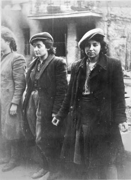 1943年华沙犹太人起义:德军强迫妇女脱光检查