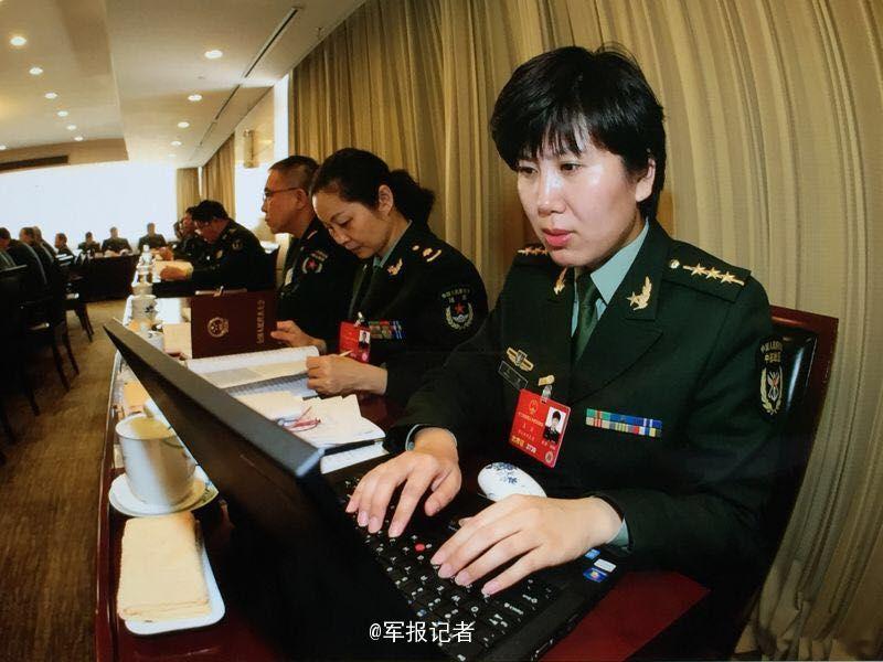 军队女代表在两会尽显巾帼风采(组图)