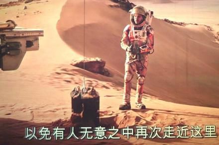 去年上映的《火星救援》,里面的男主角也是在火星上挖出了以前被埋在火星上核电池取暖,这才得以驾车远行的。