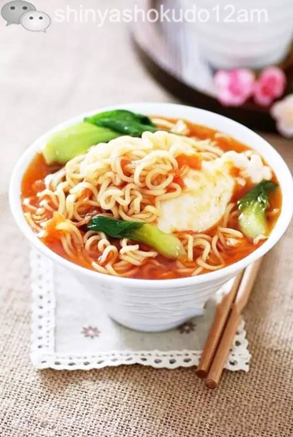 用料方便面一包,番茄2个,小油菜100g,鸡蛋一个.