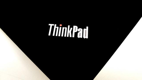 机身thinkpad标志特写.
