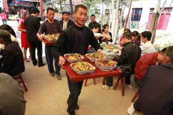 最后开席啦,你有多少年没有吃过这种坝坝席啦?