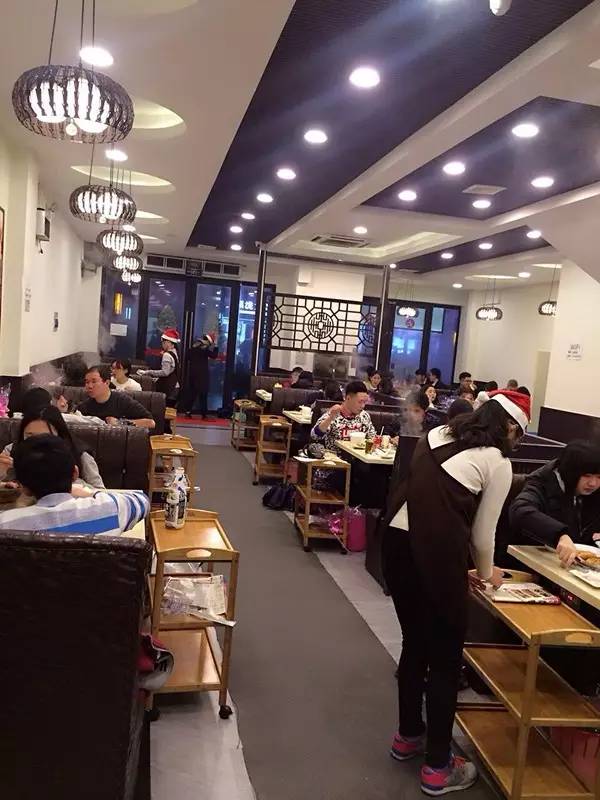 别人关店,为什么有的餐饮却排队排疯了?