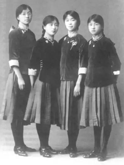 上世纪30年代,校园内流行起中式旗袍,该设计由满汉服装相互融合,,成为