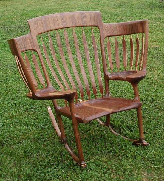 工匠哈尔·泰勒hal taylor设计了一种非同寻常的亲子摇椅.