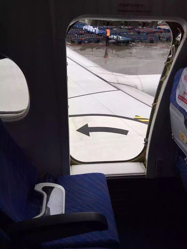 奇葩乘客一把拉开安全门 称只是想“透透气”