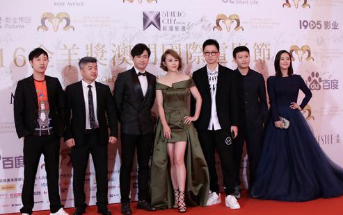 "看得出来这次的"夏洛"不再烦恼,而是特开心.