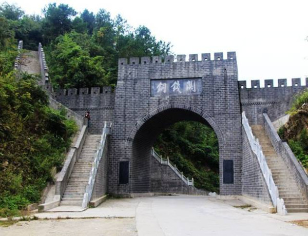 沿线美景:羊楼洞村,明清石板,观音名泉,吊脚木楼 位置:旬阳县铜钱关
