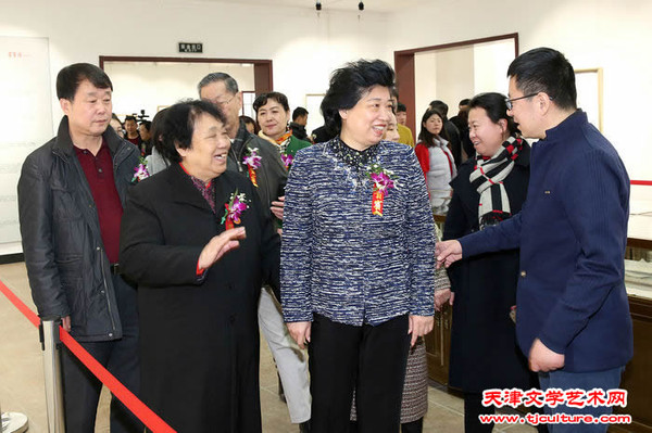 邢燕子,张泉芬与王彬总经理亲切交谈.高蕰辉/摄